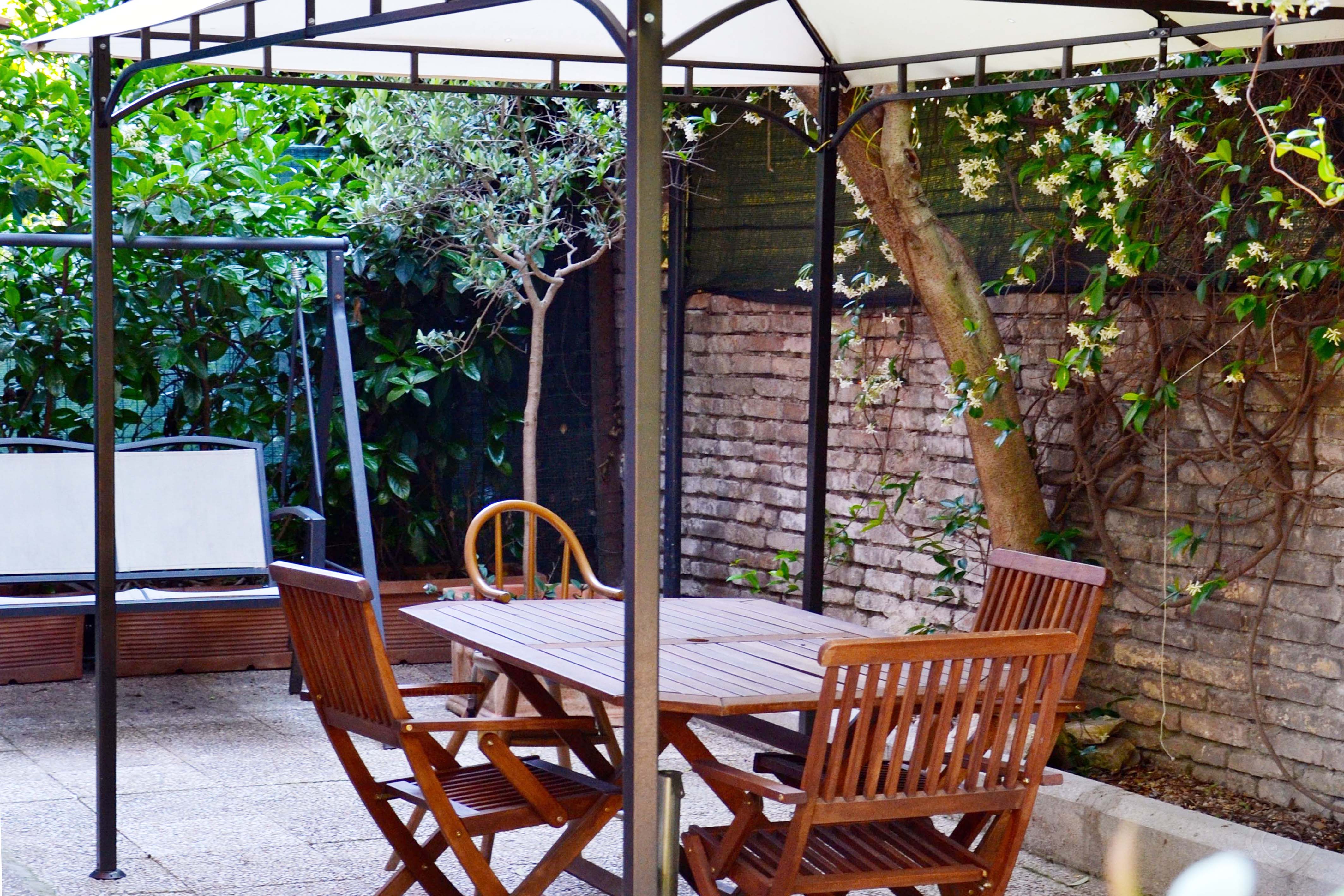 Garden with Dining Table Appia Park apartment Rome